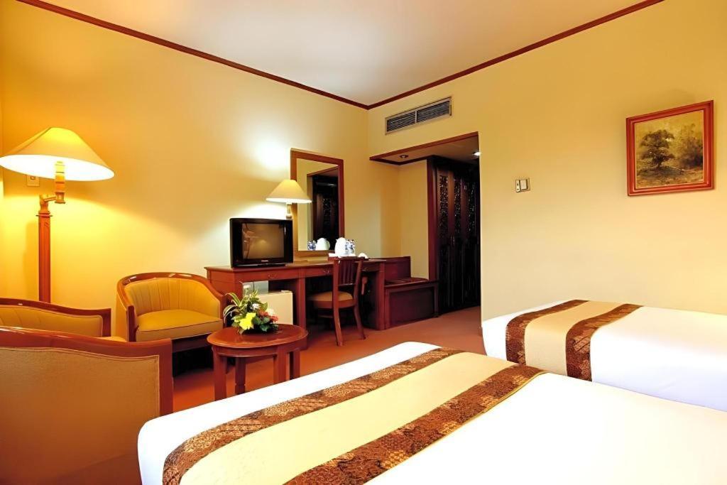 Kartika Chandra Hotel Yakarta Exterior foto