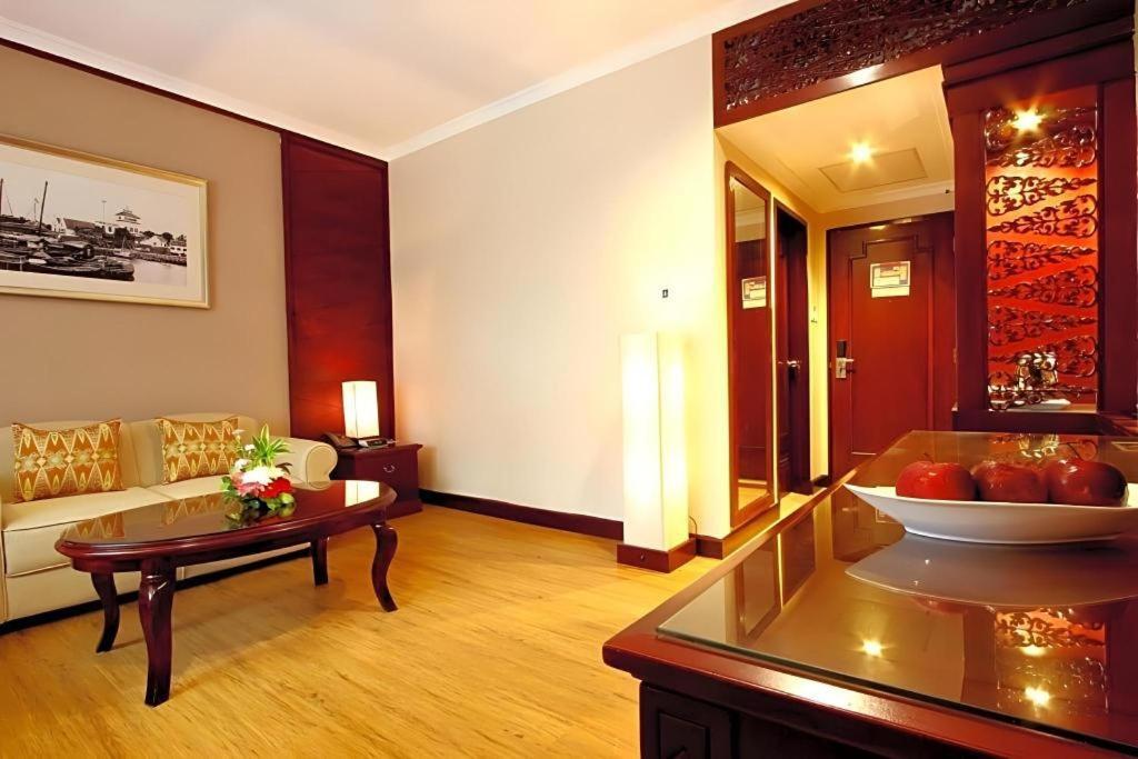 Kartika Chandra Hotel Yakarta Exterior foto