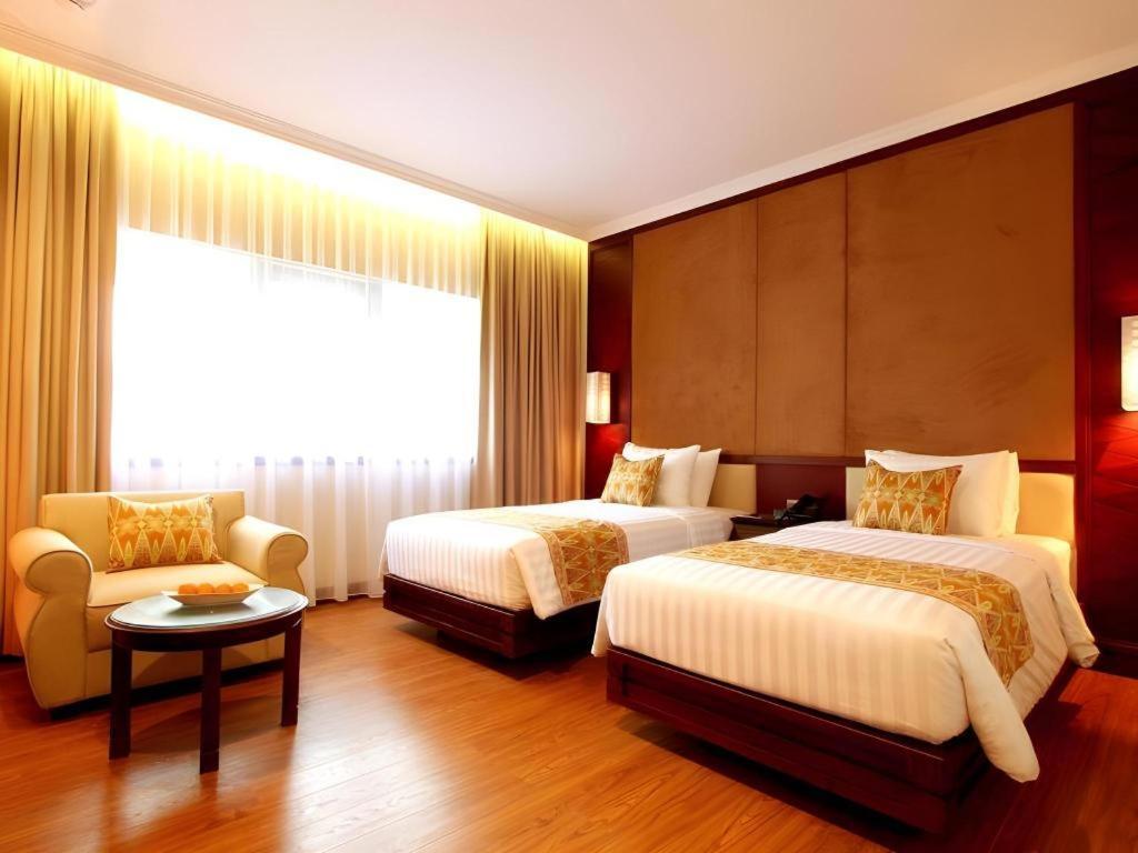 Kartika Chandra Hotel Yakarta Exterior foto